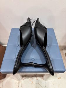 🆕 “Luna Blu” Black Chic Stilettos 🖤