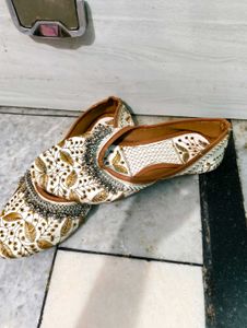 Embroidered Juttis