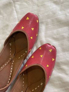 Red & Yellow Triangle Juttis