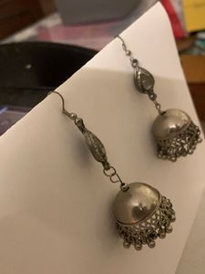 Jhumkaas