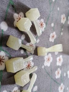 Wax hand craved tooth