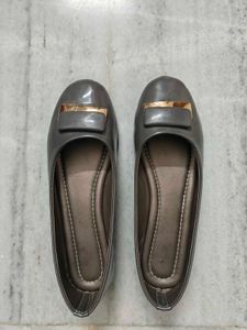 Elegant Gray Ballerinas