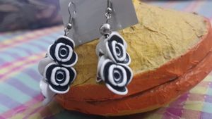 PAIR OF ROSE EARING (BLACK & WHITE)