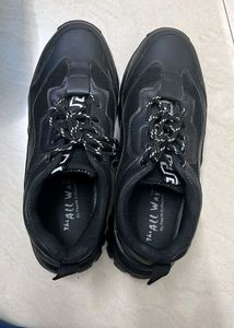 Stylish Black Sneakers - Unisex - Like New - With