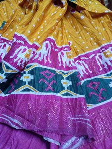 Used joint Bandhani Saree - Vibrant Ethnic Fashion