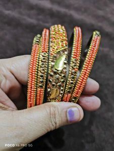 ऑरेंज बीडेड ट्रेडिशनल गोल्डन चूड़ी सेट