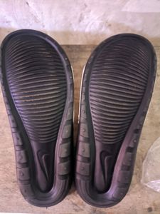 Nike Slipper( SIZE 8)