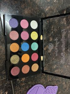 Eyeshadow Palette + Brush Cleaner