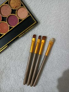 Eyeshadow Palette + 4 Eye Makeup Brushes