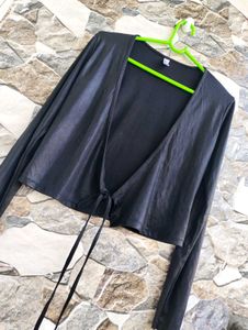 🎀Black Tie-front Crop Top
