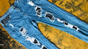 33010. Ripped &amp; Distressed Jeans