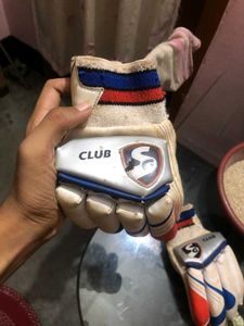 SG Cricket Hand Gloves In Good Condition For Sale