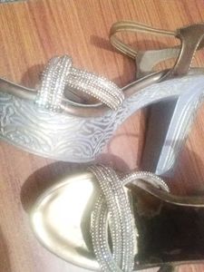 Beautiful Heels 👠 With Low Price New Without Tag