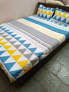 Geometric Queen Bedsheet With 2 Pillow Covers