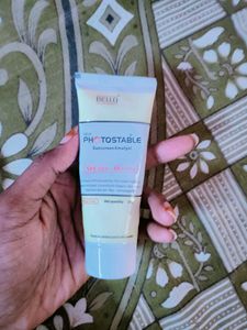 Photostable Gold Sunscreen SPF 55 PA +++ Matte Finish Sunscreen Gel.