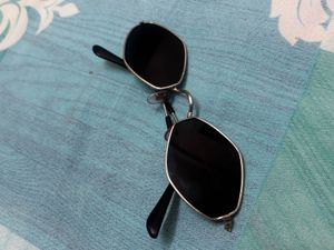 BLACK SUNGLASSES (1-2 times used only)