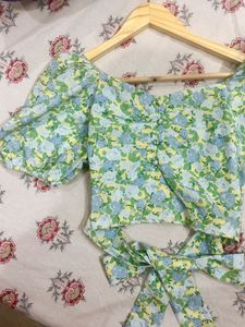 Floral Crop Top wit Knot On Back