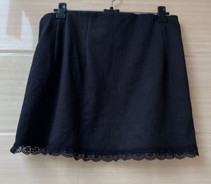 🎠H&amp;M Black Lace Trim Skirt