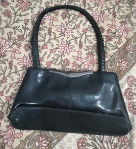 Go To Sling Bag In Black Colour