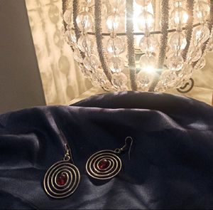 Spiral earings with red stone