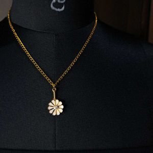 Daisy Pendant Necklace