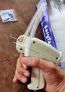 Arrow tag gun with extra needle and tags