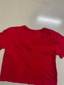 barely worn v cute red top 🍎