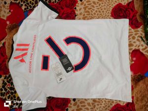 Nike White Graphic T-Shirt. (M)Size
