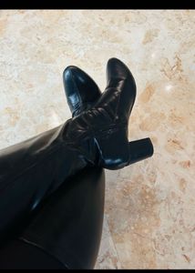 Chic Black Knee-High Boots