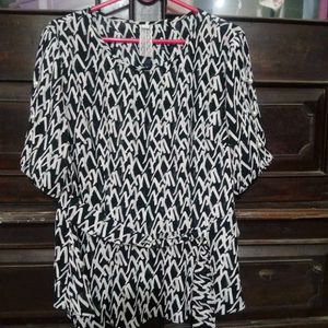 Chic Black &amp; White Top