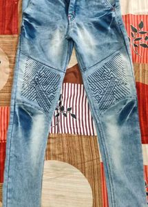 Graphic Knee Light Wash Jeans