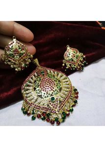 Jadua-  Elegant Pendant and Earring Set