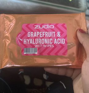 Grapefruit and Hyaluronic Acid Wet Wipes of Zudi