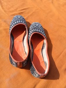 Embroidered Juttis