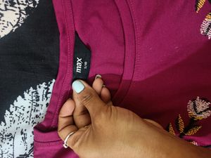 MAX stylist Top with sleeve detailing worn 2 times absolutely new will fit bust 34 cash rs 200