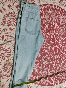 Women&#39;s Torned Jeans