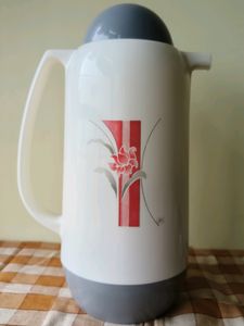 Milton Vacuum Thermos Flask And 6 Cups
