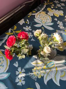 Set of 2 artificial rose plants - Red and White