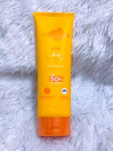 Aqualogica Glow+Dewy Papaya & Vitamin C Sunscreen