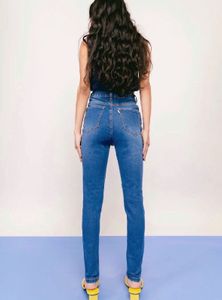 Distressed skinny jeans