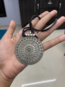 SET OF THREE NECKPIECES