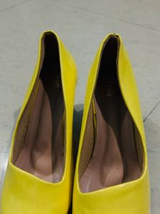Yellowish Pointed Heels 👠