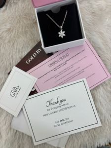 Silver Flowery Snowflake Pendant With Link Chain