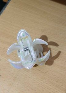 Elegant White Floral Hair Clip – Classy Look🌸