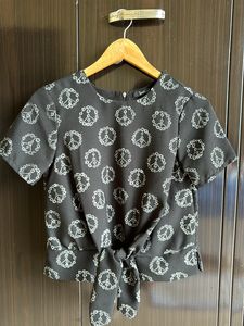 Globus Black And White Knot Top