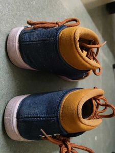 Canvas shoes