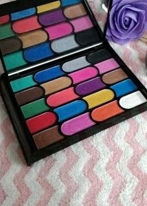 Miss Claire Eyeshadow Palette