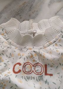 T Shirt Baby Girl With Collar Lace And Full Hand