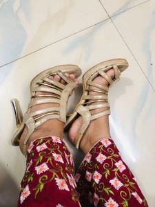 I’m Selling This Beautiful Golden Heels