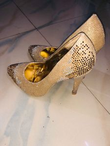 I’m Selling This Beautiful Golden Heels👠